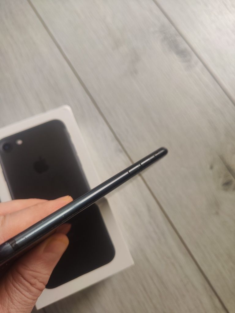 Телефон IPhone 7