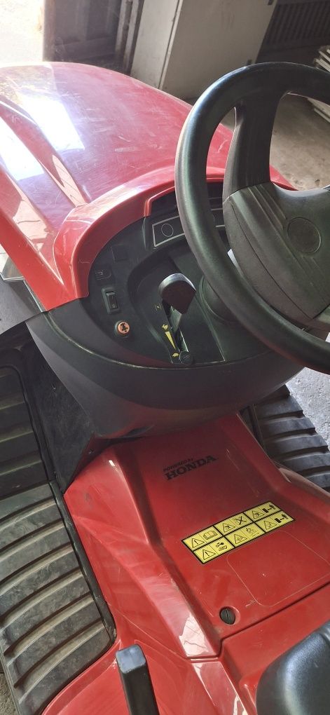 Tractoras de tuns gazonul