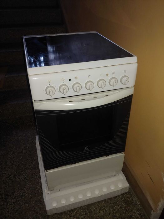 Indesit свободностояща електрическа печка