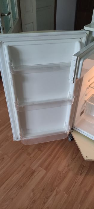 Frigider în perfectă stare de funcționare, ideal pentru spatii mici