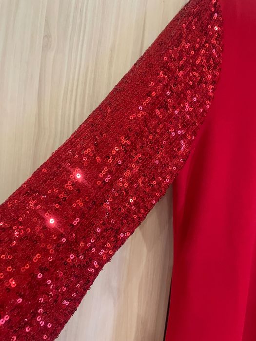 Стилна червена рокля с паети на ръкава