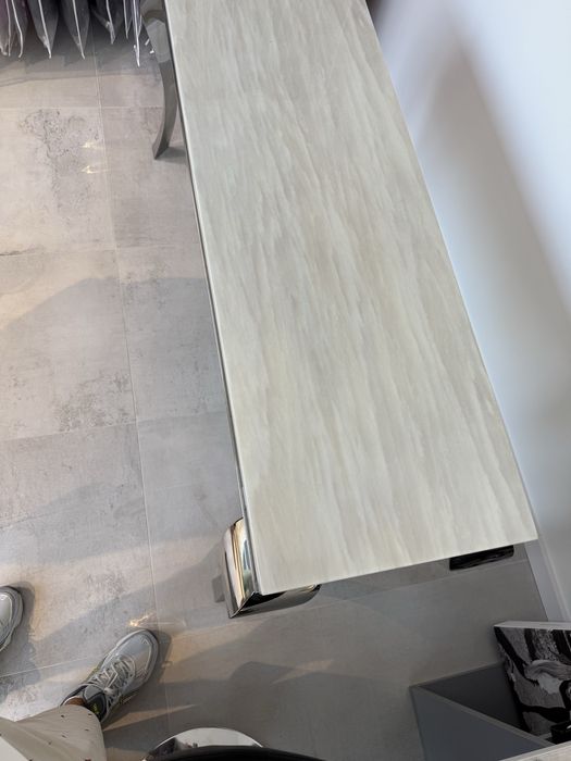 Маса с естествен мрамор и метална конструкция