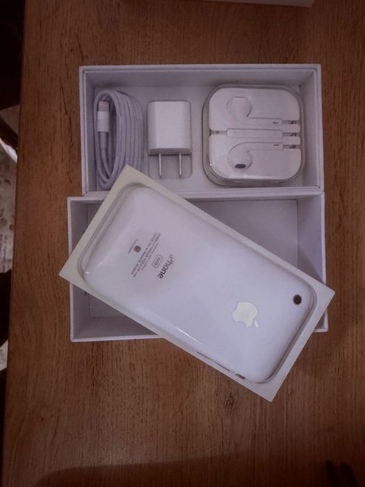 Айфон 3 отличном состояние без царапин почти новый