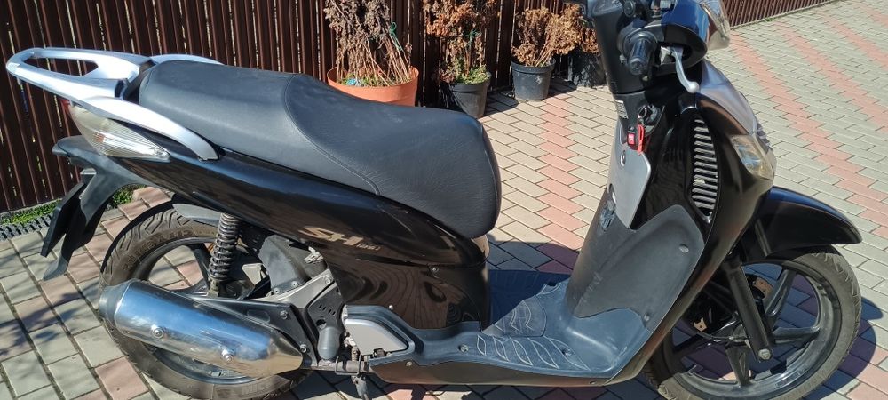 Scuter Honda sh 125i  vând sau schimb cu motocicleta. Preț 1200euro