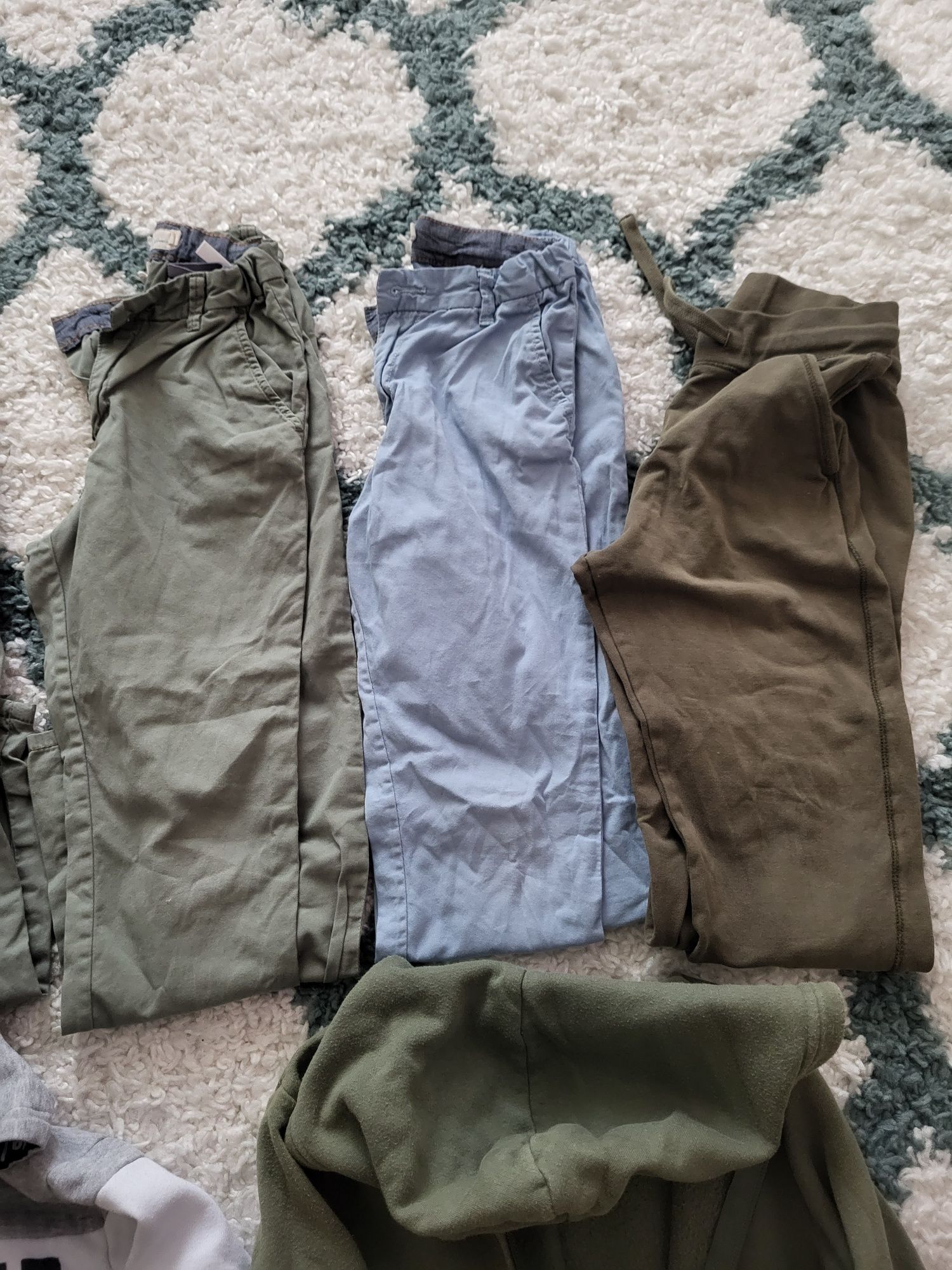 Lot pantaloni twill H&M, trening, doua hanorace cu gluga, 6-8 ani