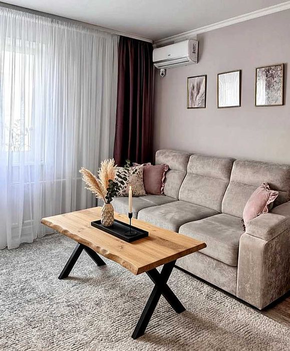 Трапезна маса с жив ръб