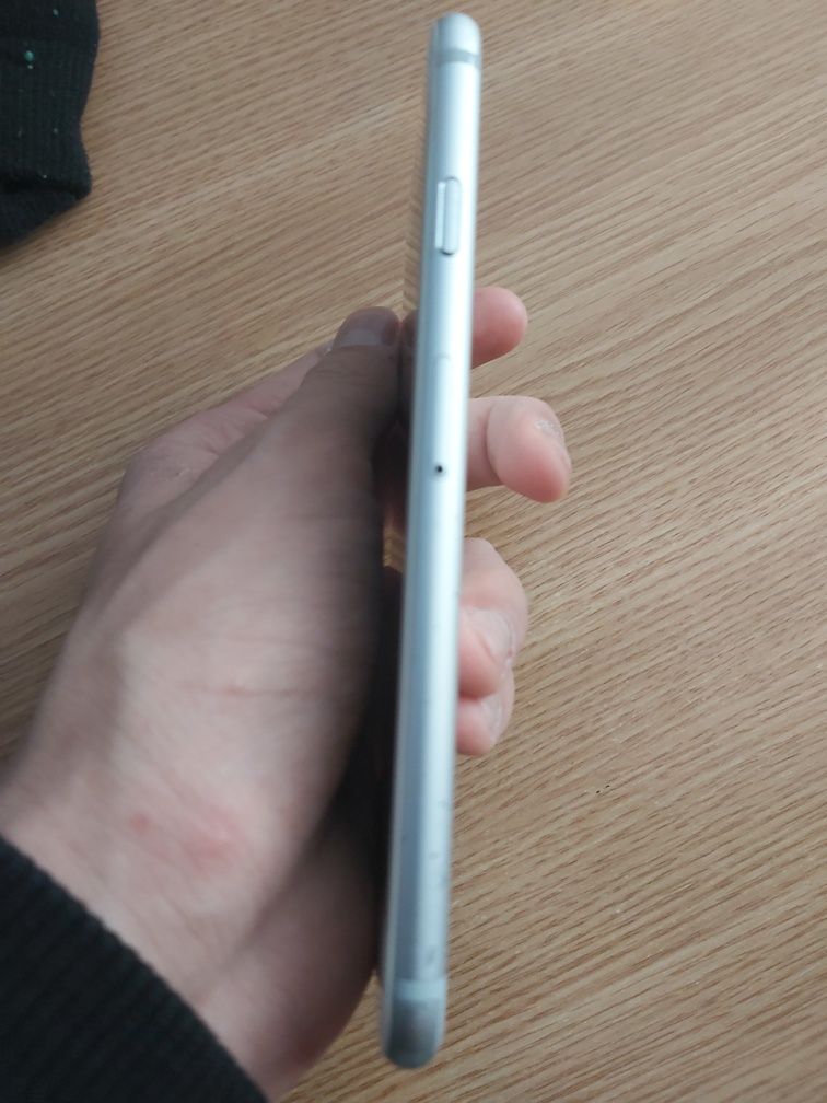 Vând iPhone 6s în stare foarte buna