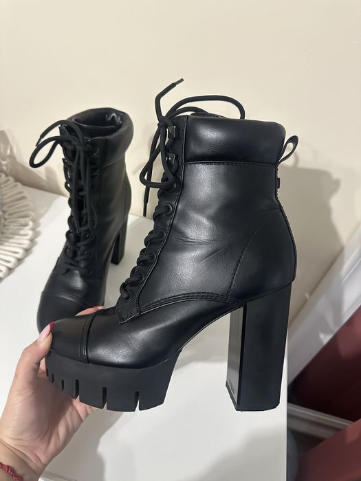 Черни кожени боти guess на ток