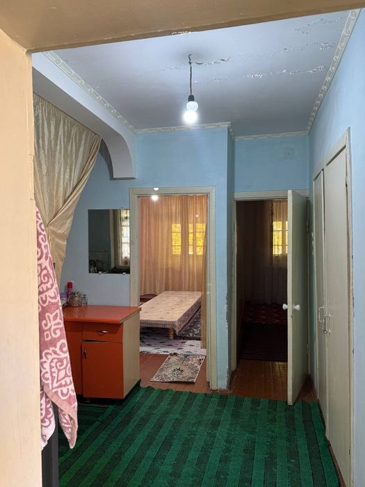 1 etaj 2 xonalik uy sotiladi