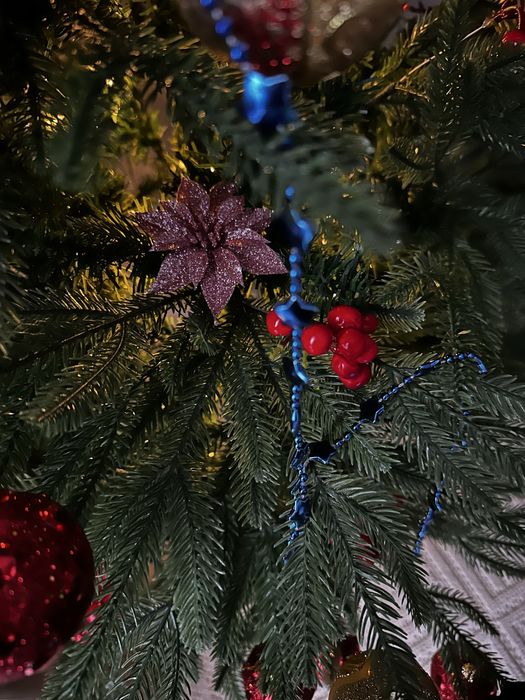 Елка 1,8 с ягодками и игрушками