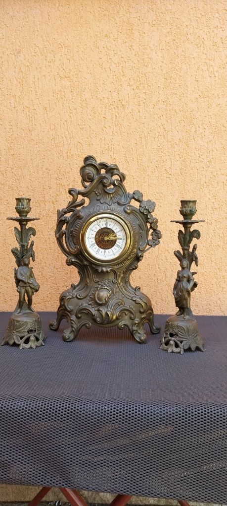 Ceas semineu cu doua sfesnice,bronz