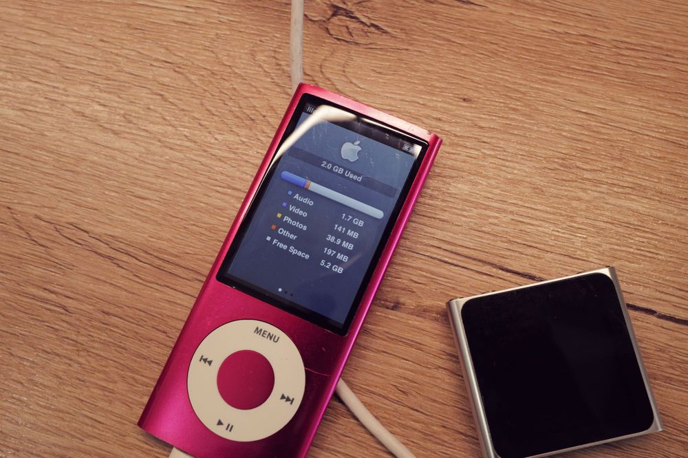 Vand ipod 2 bucati nano gen 5 si cu touch