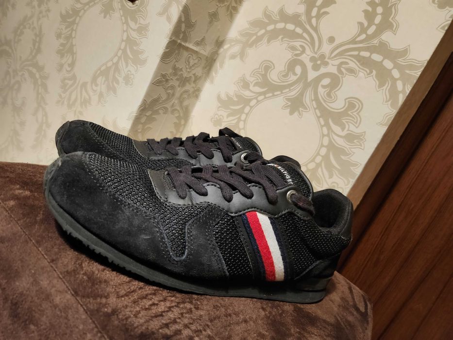 Продават се мъжки спортни обувки