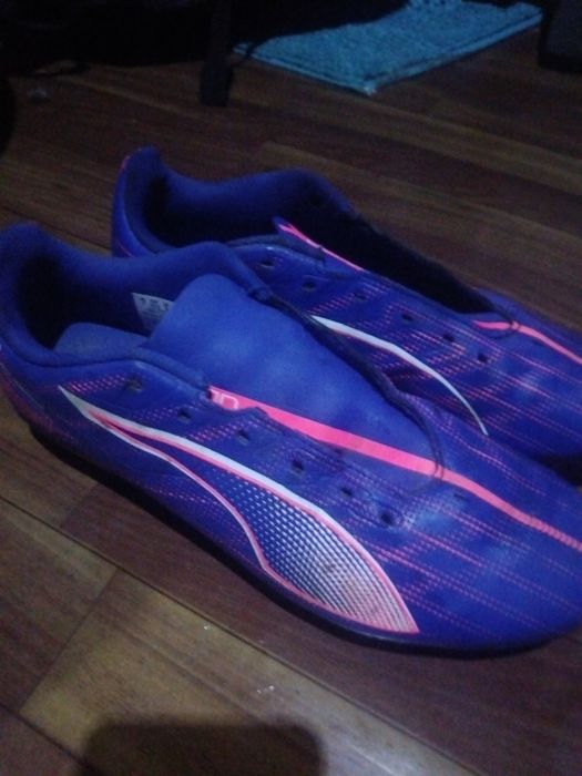 Crampoane de fotbal.