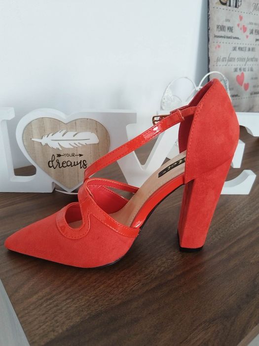 Vand pantofi de culoare rosie