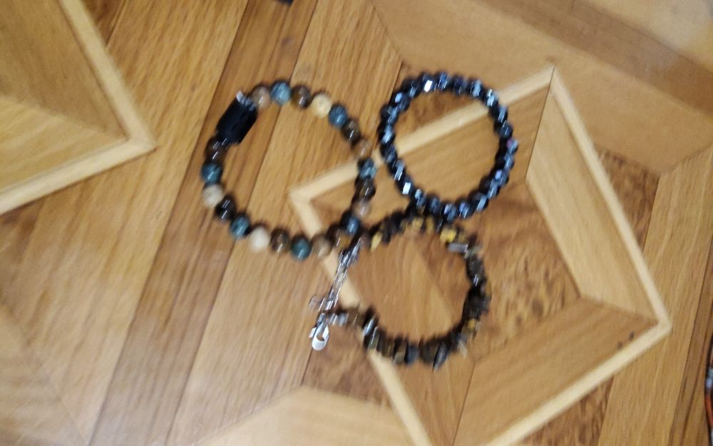 Продавам гривни със полускъпоценни камъни