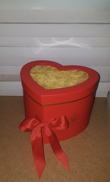 Aranjament cutie forma inima trandafiri de sapun