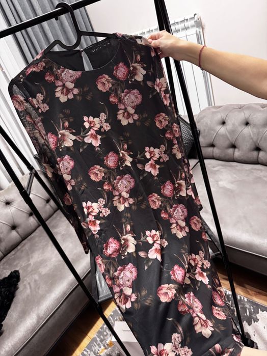 Черна рокля с цветя от Mohito
