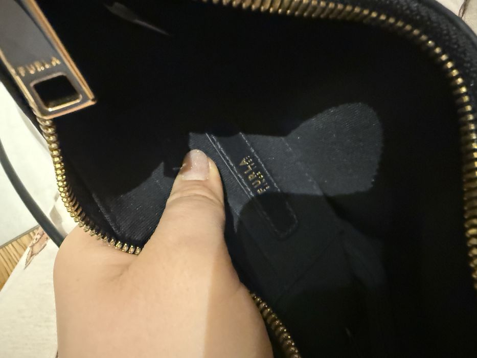 Черна кожена чанта Furla