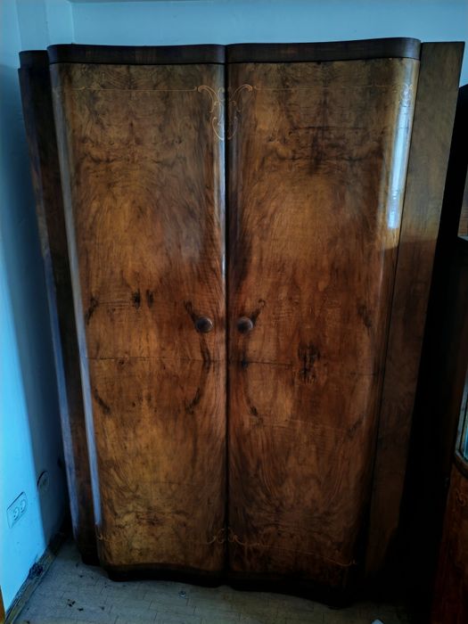 Mobilier vechi în stare bună