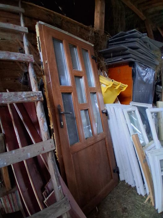 Vând 3 geamuri şi o uşă
