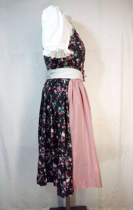 Dirndl Nr.40 - 42 Sarfan Rochie bavaeza, tiroleza 
Rochie tradițională