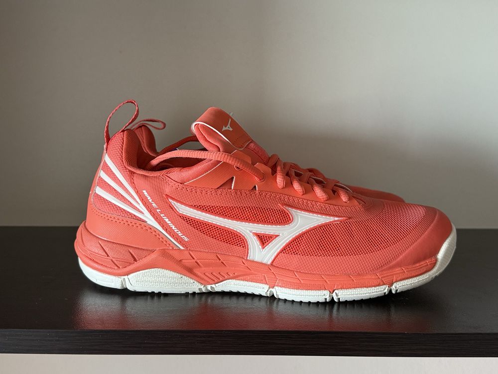 Mizuno Wave Luminous Volleyball 39номер 25см Стелка Нови с Кутия
