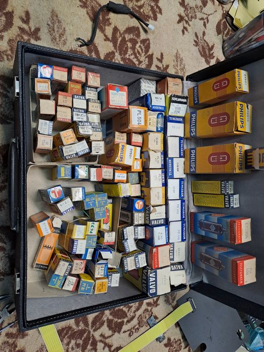 Куфар с  радиолампи .