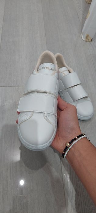 Vand adidasi damă noi foarte comozi