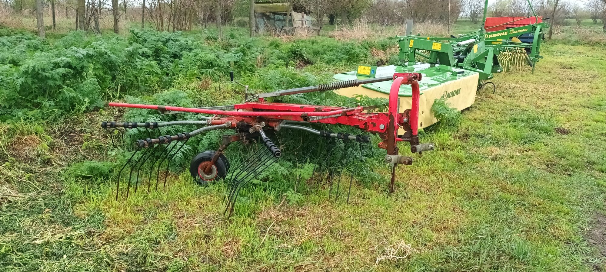 Vand tractor massey ferguson plus utilaje