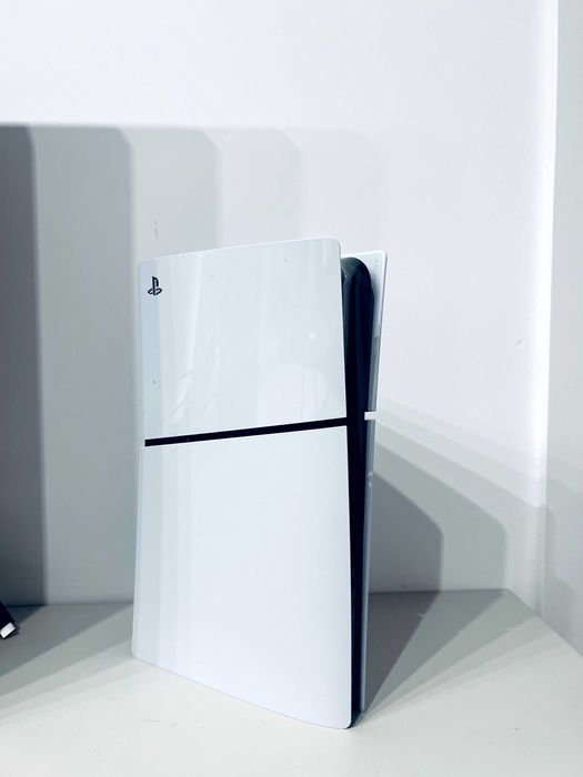 PlayStation 5 Slim (PS5) 1TB + 2 Controllere (Aproape Noi)