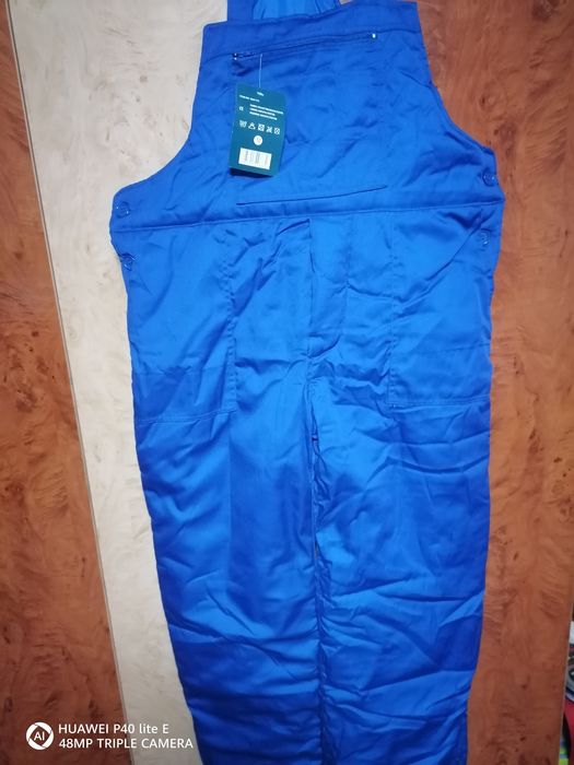 De vânzare salopetă de iarnă 80 lei :/mini mașină de cusut