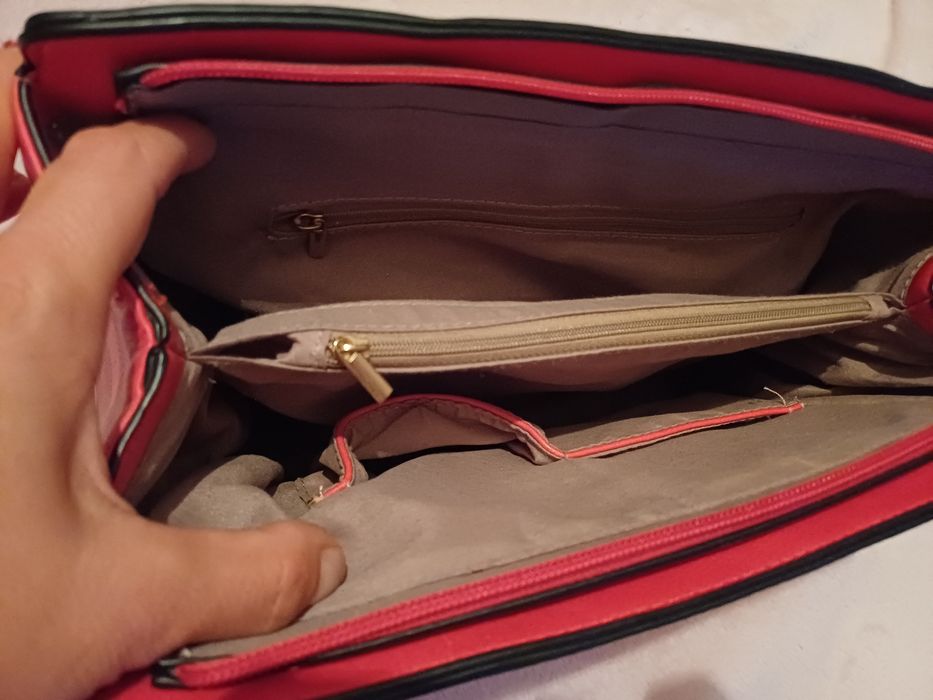 Червена кожена чанта