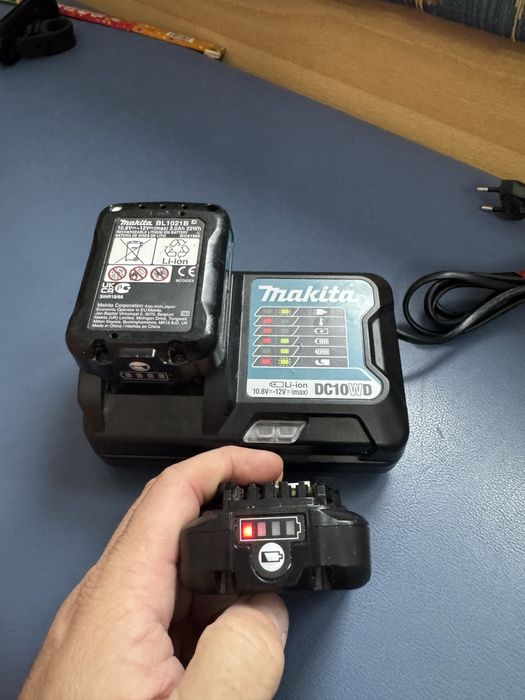 Set incarcator si 2 acumulatori makita BL1021B