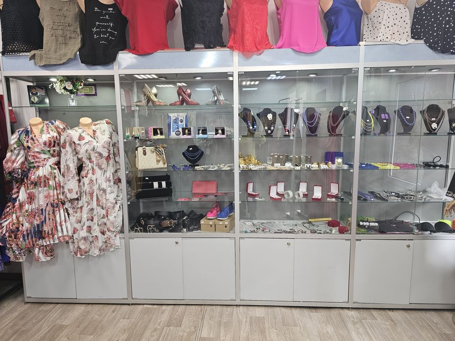 Продам шкаф-витрину с подсветкой ( длина 3,80 высота 2,10 глубина 0,40