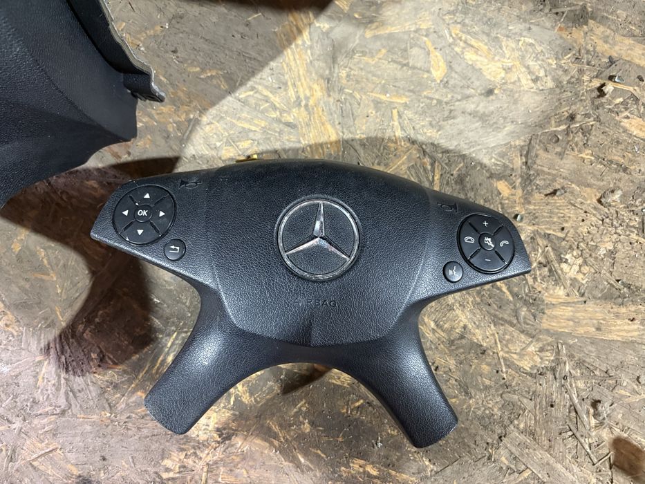 Mercedes w204 2009 година Арматурно Табло с бег в него и бег волан