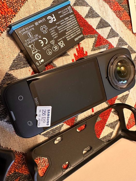 Insta360 X4 – Използвана 3 пъти, Invisible Stick, Нови лещи, SD 256gb