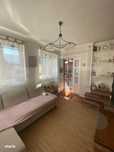 Doua apartamente la casa de vanzare, cu 3 camere, 90 mp, zona centrala