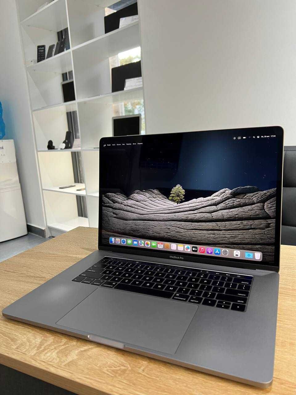 Продам Macbook Pro 2017 Core i 7 16/512GB 15inch