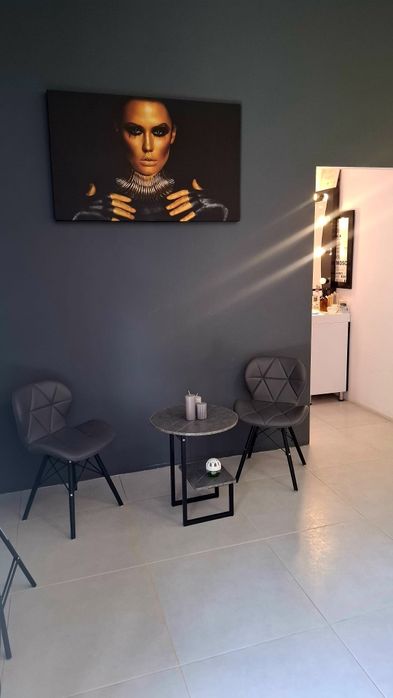 Studio style închiriază 4 posturi