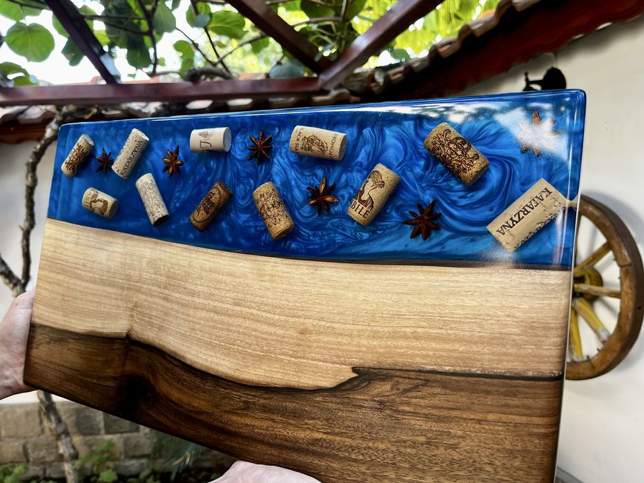 Плато/Дъска от епоксидна смола и орех.