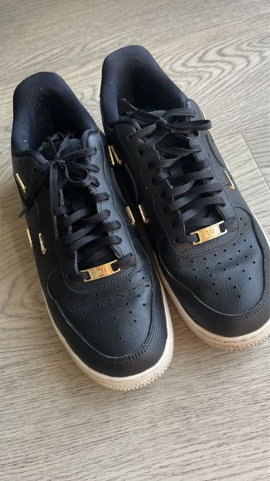 Nike Air Force negri cu detalii aurii