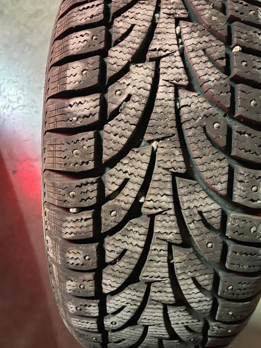Зимние шины на продажу. Почти как новые. Торг есть.