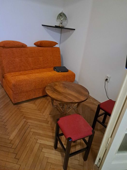Închiriez, pe termen lung apartament cu 2 camere în zonă ultracentrală