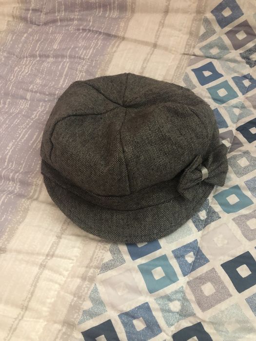 Дамска шапка в сив цвят