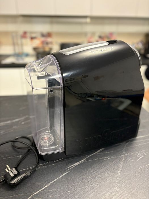 Espressor Lavazza – compact, modern, pentru capsule