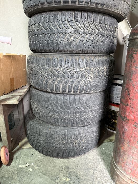 Шина 215/50/17  зимний под шипы