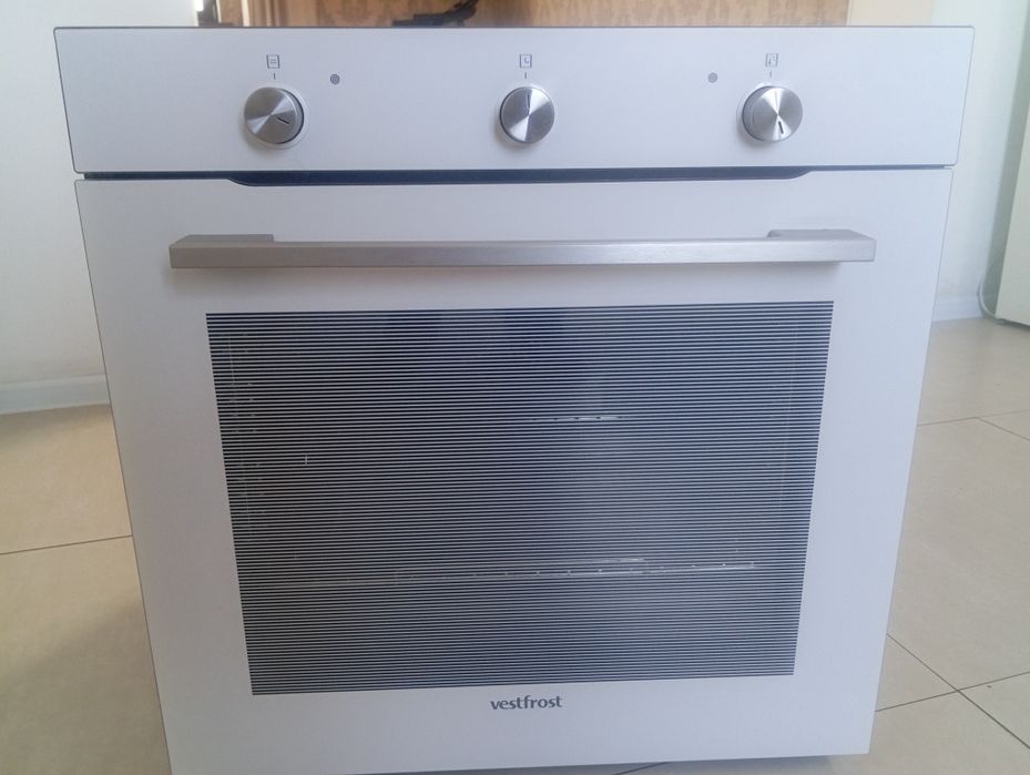 Духовой шкаф Vestfrost VFIO72W белый  бу