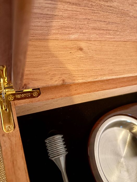 Луксозен хумидор за пури с аксесоари – Чисто нов