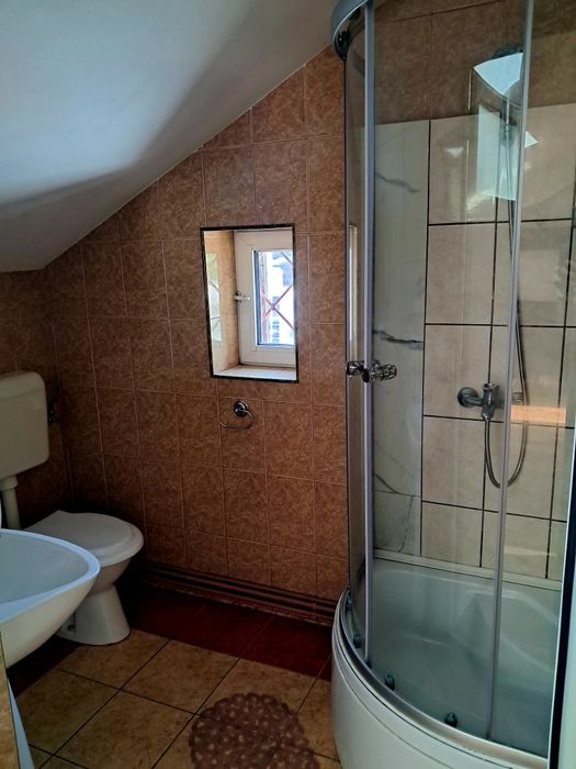 Cazare muncitori români și asiatici